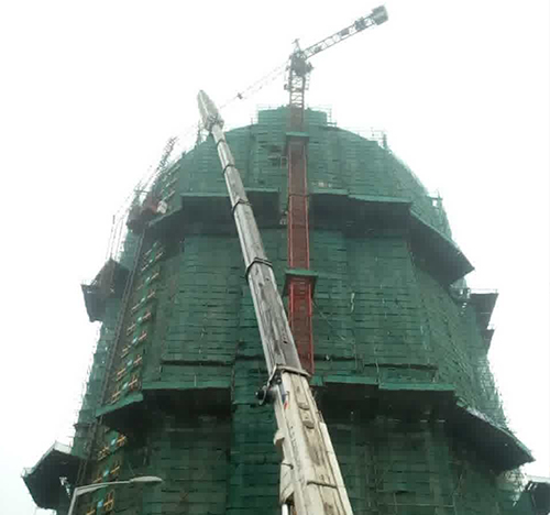 宝应吊车在工地上作业
